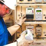 pag09_Un-tecnico-de-Endesa-coloca-los-contadores-inteligentes-de-un-grupo-de-viviendas-