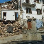 una-piazza-e-una-fontanella-senzacqua-e-senza-vita