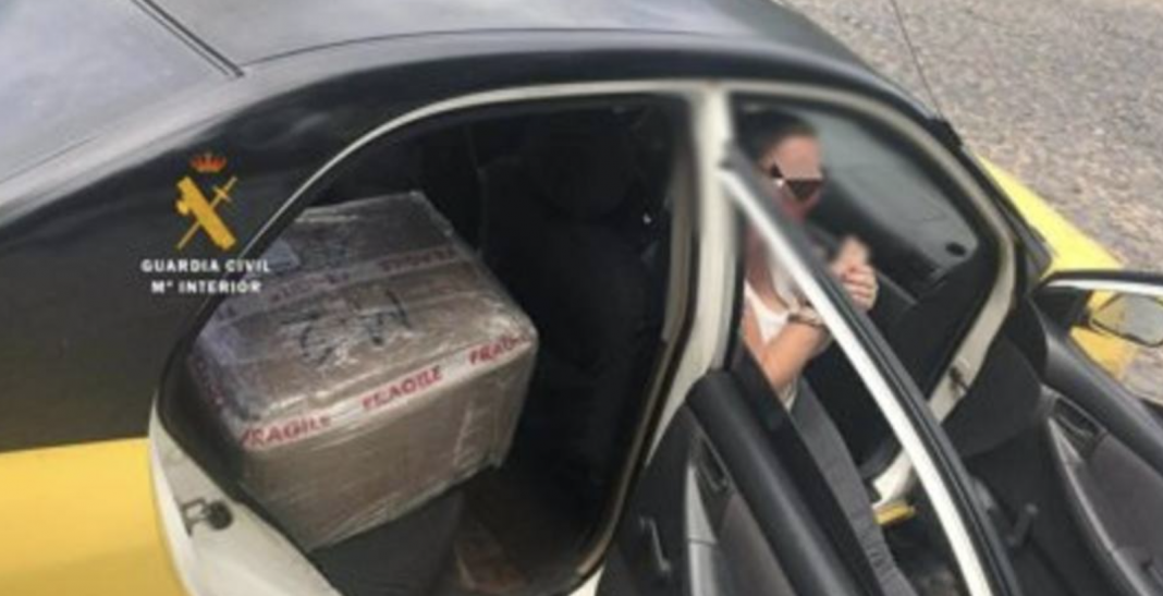 10 persone arrestate nello smantellamento di una rete internazionale di traffico di droga 10 persone arrestate nello smantellamento di una rete internazionale di traffico di droga