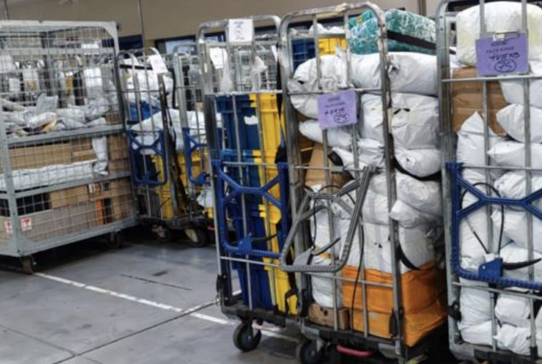 Il blocco di Correos si inasprisce: migliaia di pacchi si accumulano nei centri delle Canarie Il blocco di Correos si inasprisce: migliaia di pacchi si accumulano nei centri delle Canarie