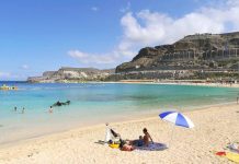 Mogán non consente di lasciare sedie, ombrelloni o asciugamani sulle spiagge per tenere il posto