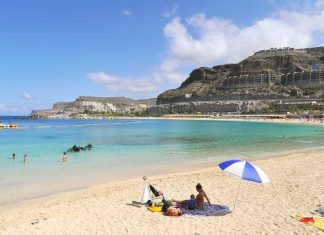 Mogán non consente di lasciare sedie, ombrelloni o asciugamani sulle spiagge per tenere il posto