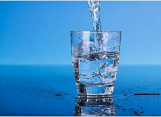 NO, NON È NECESSARIO BERE OTTO BICCHIERI D’ACQUA AL GIORNO