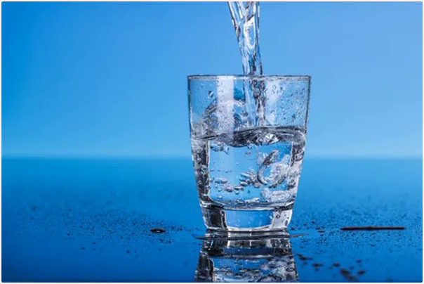 NO, NON È NECESSARIO BERE OTTO BICCHIERI D’ACQUA AL GIORNO NO, NON È NECESSARIO BERE OTTO BICCHIERI D’ACQUA AL GIORNO
