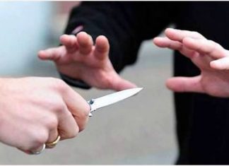 SCENDE DALL’AUTOBUS E LO PUGNALANO A MORTE