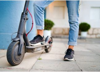 MULTE DELLA DGT PER CHI GUIDA IL MONOPATTINO SUI MARCIAPIEDI