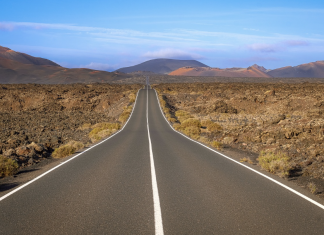 Lanzarote, la prima isola delle Canarie a dichiararsi “satura” e a cercare un futuro con meno turisti