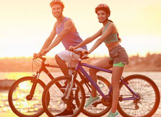 Bici sulla battigia: un comportamento vietato a Playa de Las Canteras.