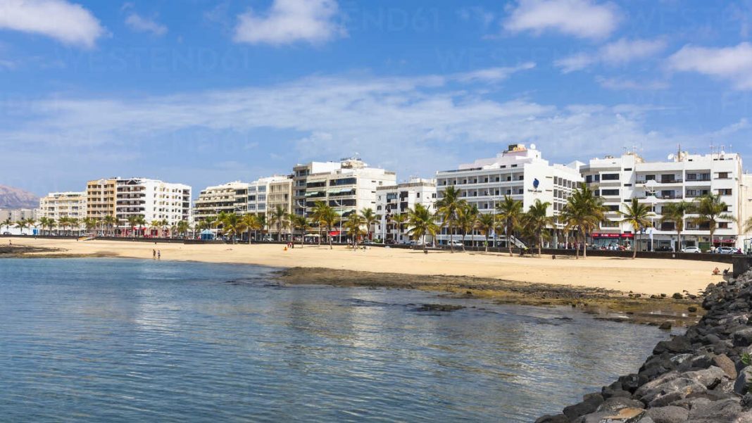 L’assurdo di Arrecife: una piscina nel mare dove non si può nuotare L’assurdo di Arrecife: una piscina nel mare dove non si può nuotare
