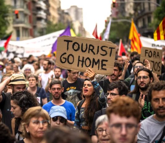 Turismo di massa: la Spagna si ribella