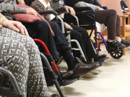 Il dramma invisibile: migliaia di anziani senza strutture assistenziali mentre il turismo sommerge le Canarie