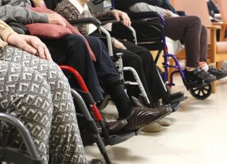 Il dramma invisibile: migliaia di anziani senza strutture assistenziali mentre il turismo sommerge le Canarie