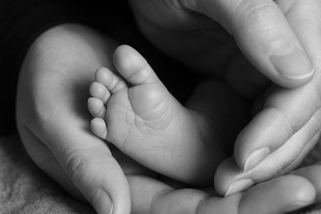 Spagna, congedo genitoriale a 17 settimane: madre e padre alla pari Spagna, congedo genitoriale a 17 settimane: madre e padre alla pari