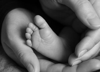 Spagna, congedo genitoriale a 17 settimane: madre e padre alla pari