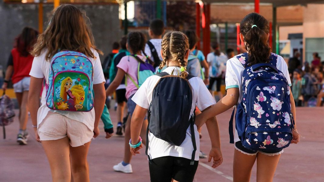 Vuelta al cole alle Canarie: famiglie tra risparmi forzati e acrobazie finanziarie Vuelta al cole alle Canarie: famiglie tra risparmi forzati e acrobazie finanziarie