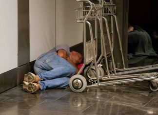 L’aeroporto di Gran Canaria rifugio dei senzatetto: italiani in prima linea nella disperazione