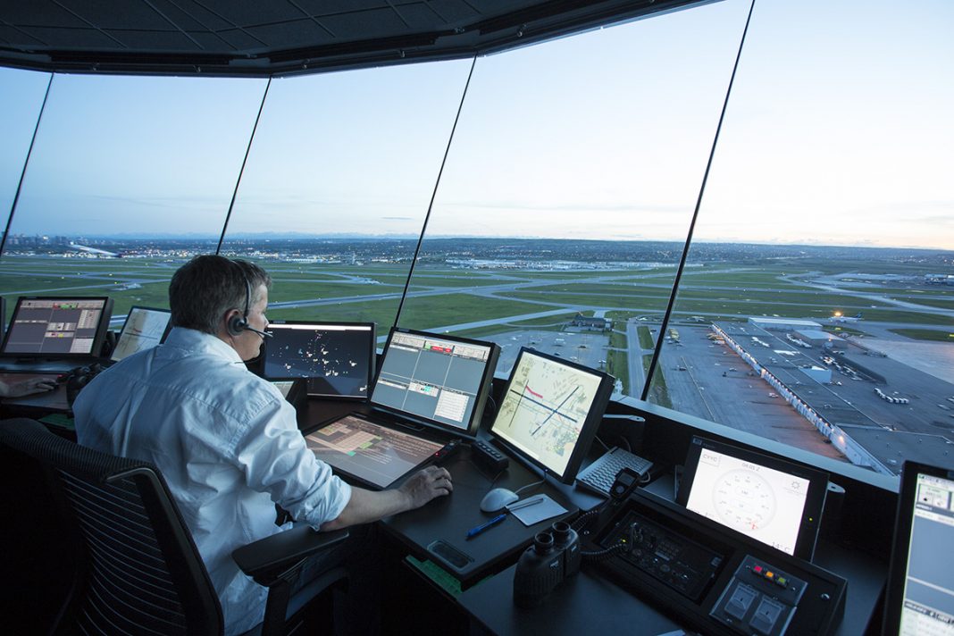 Carenza di controllori aerei, rischio tagli agli orari: tre aeroporti canari sotto pressione Carenza di controllori aerei, rischio tagli agli orari: tre aeroporti canari sotto pressione