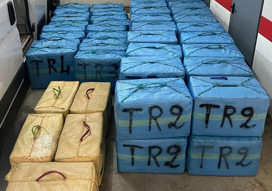 Gran Canaria, maxi sequestro di droga a Telde: 2.800 chili di hashish e sei arresti Gran Canaria, maxi sequestro di droga a Telde: 2.800 chili di hashish e sei arresti