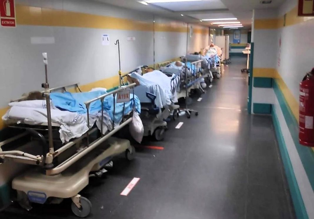 Emergenza sanitaria a Gran Canaria: Ospedale Insular al collasso, pronto soccorso saturo e interventi rinviati Emergenza sanitaria a Gran Canaria: Ospedale Insular al collasso, pronto soccorso saturo e interventi rinviati