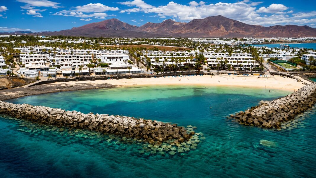 Playa Blanca, il volto tranquillo del sud di Lanzarote tra Bandiera Blu, mare protetto e paesaggi vulcanici Playa Blanca, il volto tranquillo del sud di Lanzarote tra Bandiera Blu, mare protetto e paesaggi vulcanici